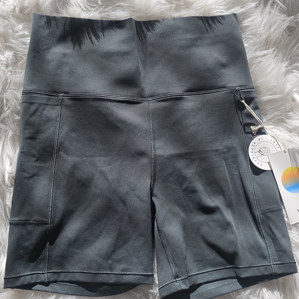 Nwt vuori studio shorts aspen size small